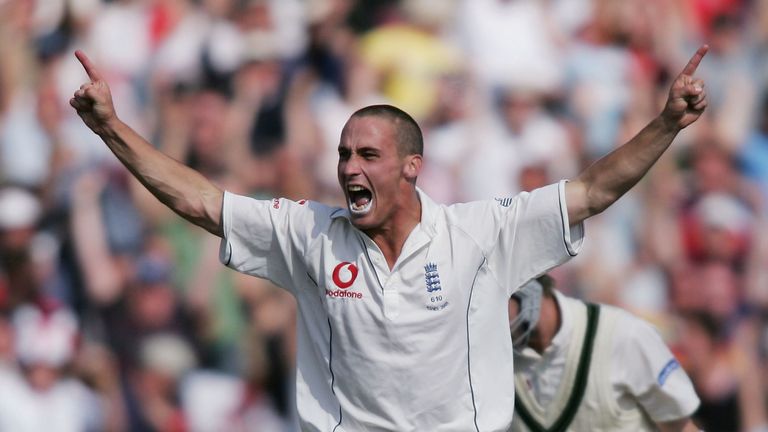 MANCHESTER, UNITED KINGDOM - AUGUST 15:  Simon Jones of England celebrates taking the wicket of Michael Clarke of Australia, during day five of the third npower Ashes Test match between England and Australia at Old Trafford on August 15, 2005 in Manchester, England.  (Photo by Ben Radford/Getty Images) *** Local Caption *** Simon Jones