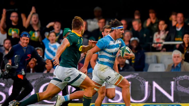 South Africa&#39;s inside centre Andre Esterhuizen (L) chases Argentina&#39;s flanker Pablo Matera (R) during The Rugby Championship rugby union match between South Africa and Argentina at Johnson Kings Park Stadium in Durban on August 18, 2018.