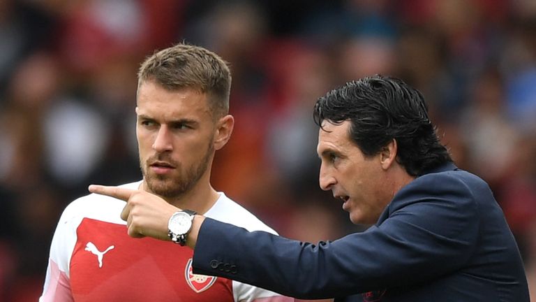 Unai Emery speaks with Aaron Ramsey during the Premier League match against Manchester City