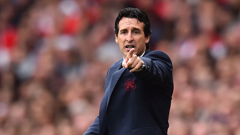Unai Emery gestures during the Premier League between Arsenal and Manchester City
