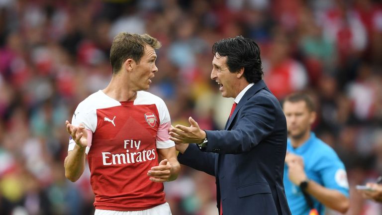 Unai Emery gives instructions to Stephan Lichtsteiner