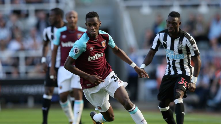 Edmilson Fernandes during the Premier League match between Newcastle United and West Ham United at St. James Park on August 26, 2017 in Newcastle upon Tyne, England.