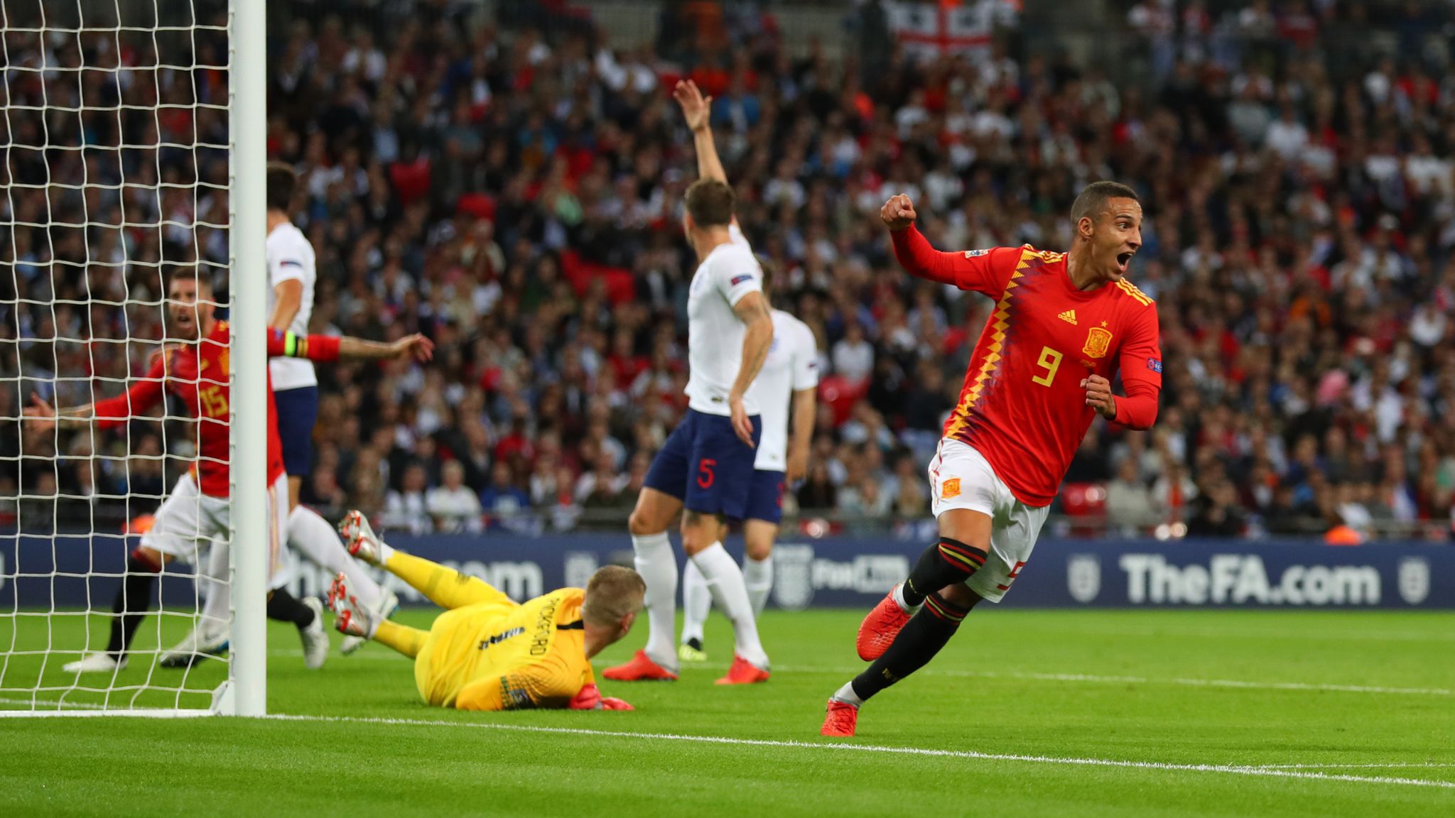 Испания англия сколько угловых. Англия Испания. Люк шоу. England Spain 2 0 score.