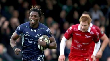 Niyi Adeolokun scores a late try for Connacht