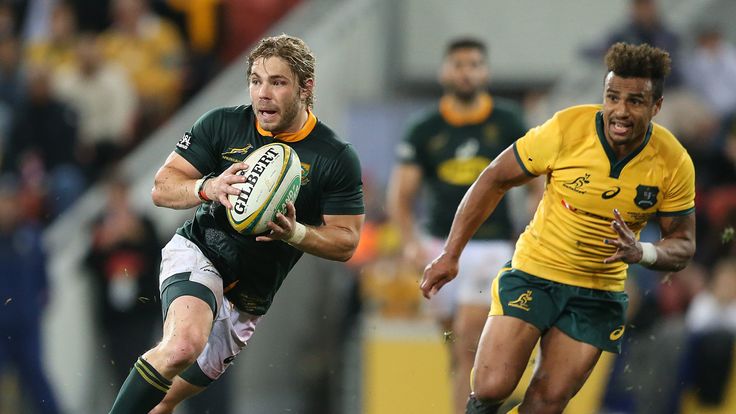 BRISBANE, AUSTRALIA - SEPTEMBER 08: Faf de Klerk of the Springboks is chased by Will Genia of the Wallabies during The Rugby Championship match between the Australian Wallabies and the South Africa Springboks at Suncorp Stadium on September 8, 2018 in Brisbane, Australia. (Photo by Jono Searle/Getty Images)