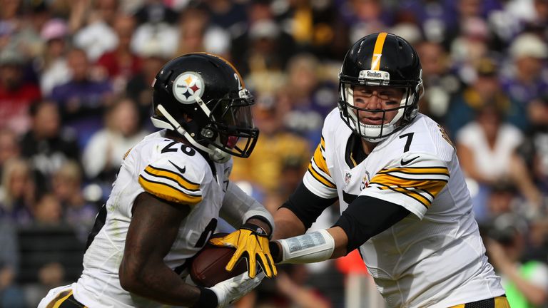 Ben Roethlisberger hands the ball off to Le&#39;Veon Bell