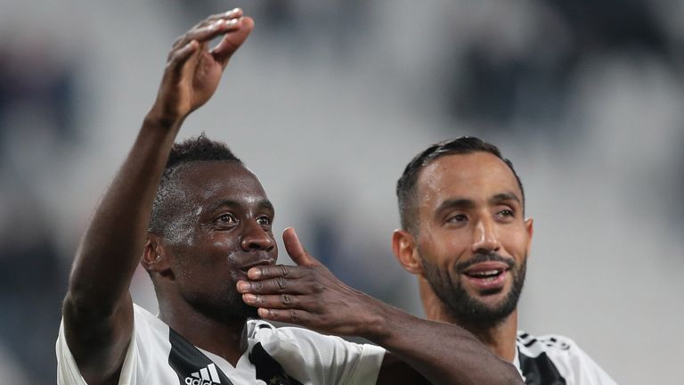 TURIN, ITALY - SEPTEMBER 26:  Blaise Matuidi (L) of Juventus FC greets the fans at the end of the Serie A match between Juventus and Bologna FC at Allianz Stadium on September 26, 2018 in Turin, Italy.  (Photo by Emilio Andreoli/Getty Images)