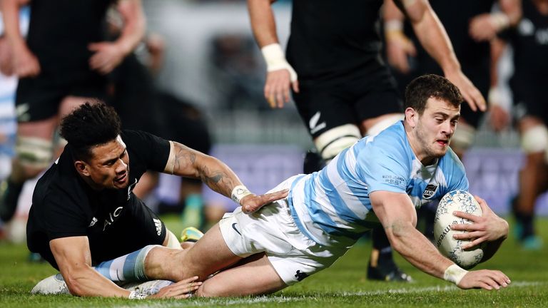 NELSON, NEW ZEALAND - SEPTEMBER 08:  Emiliano Boffelli of Argentina scores a try against Ardie Savea of the All Blacks during The Rugby Championship match between the New Zealand All Blacks and Argentina at Trafalgar Park on September 8, 2018 in Nelson, New Zealand.  (Photo by Anthony Au-Yeung/Getty Images)