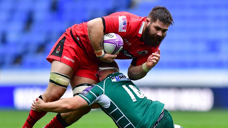 READING, ENGLAND - OCTOBER 14: Cornell du Preez of Edinburgh is tackled by Todd Gleave of London Irish during the European Rugby Challenge Cup match between London Irish and Edinburgh at the Madejski Stadium on October 14, 2017 in Reading, England. (Photo by Alex Broadway/Getty Images)