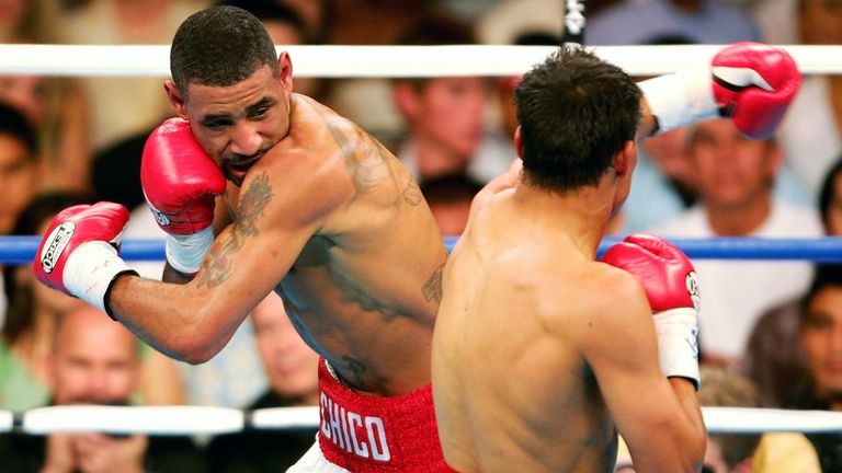  Diego Corrales and Jose Luis Castillo swing left hooks during their World Lightweight Unification bout on May 7, 2005 at The Mandalay Bay in Las Vegas, 