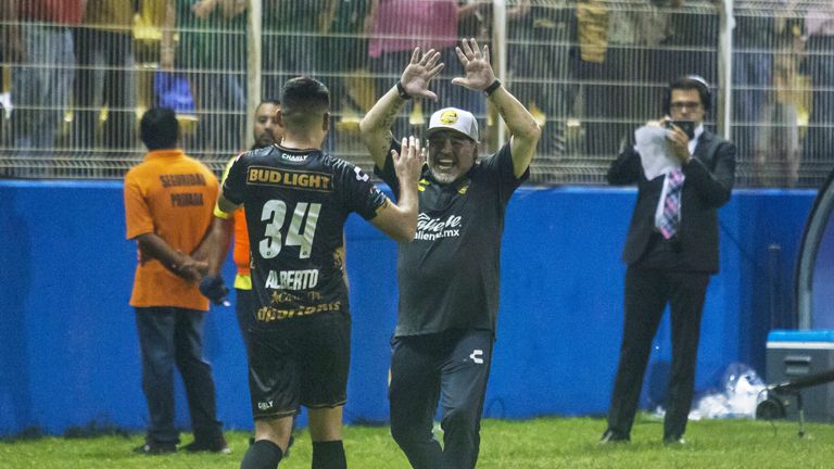 Diego Maradona (R) celebrates a goal with his player Jose Alberto Garcia