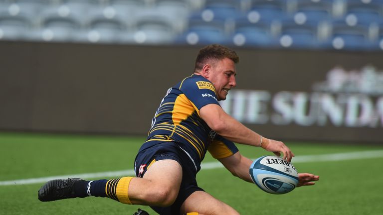 Duncan Weir scoring for Worcester Warriors at home against Newcastle Falcons in the Gallagher Premiership