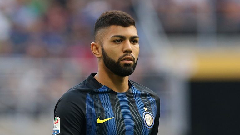 Gabriel Barbosa of Inter competes for the ball with Simone Verdi of Bologna during the Serie A match between FC Internazionale and Bologna FC at Stadio Giuseppe Meazza on September 25, 2016 in Milan, Italy.
