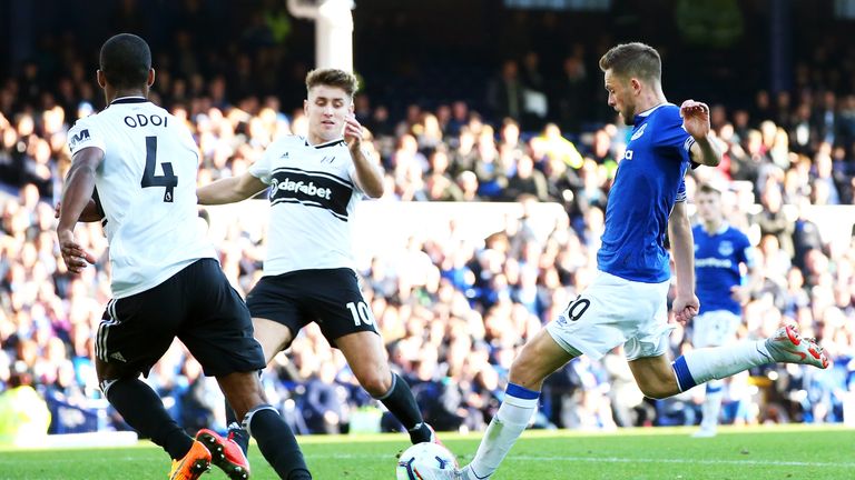 Gylfi Sigurdsson scores Everton's third goal