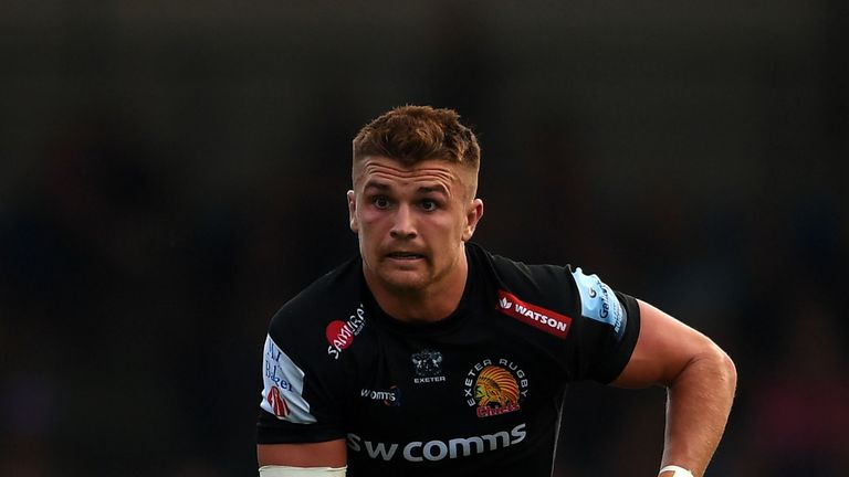 Henry Slade attacking for Exeter Chiefs