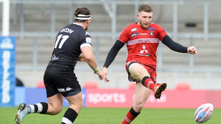 Picture by Dean Atkins/SWpix.com - 08/09/2018 - Rugby League - Betfred Super League - The Qualifiers - Salford Red Devils v Toronto Wolfpack - AJ Bell Stadium, Salford, England -.Salford's Jackson Hastings kicks on as Andrew Dixon closes him down