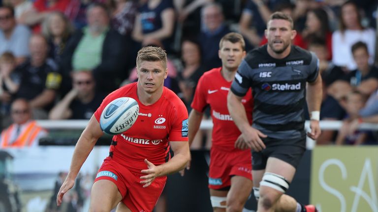 Owen Farrell attacking for Saracens against Newcastle Falcons in Round 1 of the Gallagher Premiership