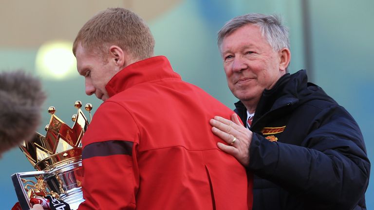 MANCHESTER, ENGLAND - MAY 13:  Manchester United manager Sir Alex Ferguson pats Paul Scholes on the back at the start of their Barclays Premier League Trophy Parade through Manchester on May 13, 2013 in Manchester, England.  (Photo by Christopher Furlong/Getty Images)