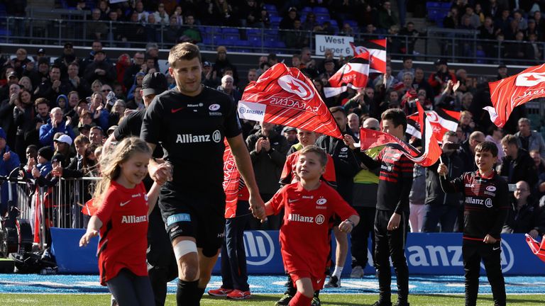 Richard Wigglesworth  runs onto the pitch with his children  for his 266th Premiership appearance