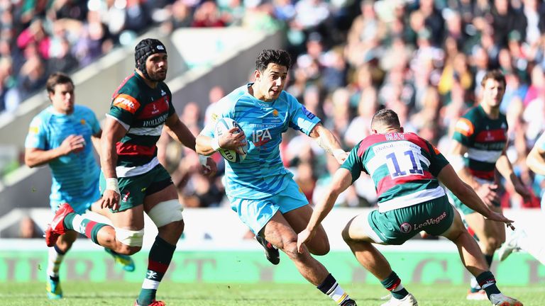 Bryce Heem of Worcester Warriors breaks through the Leicester defence