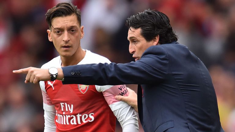 Arsenal&#39;s Spanish head coach Unai Emery gestures to Arsenal&#39;s German midfielder Mesut Ozil (L) on the touchline during the English Premier League football match between Arsenal and Manchester City at the Emirates Stadium in London on August 12, 2018