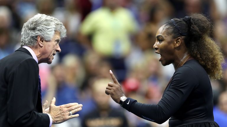 Serena Williams argues with tournament referee Brian Earley 