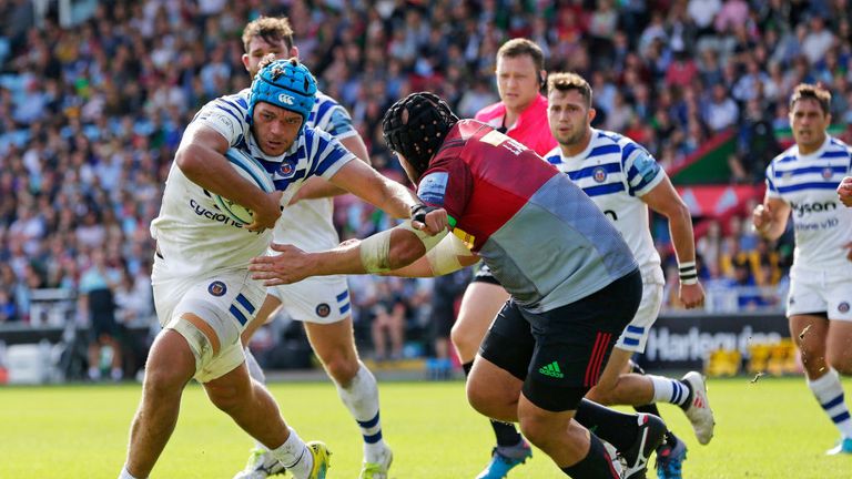 Zach Mercer attacking for Bath Rugby against Harlequins in the Gallagher Premiership
