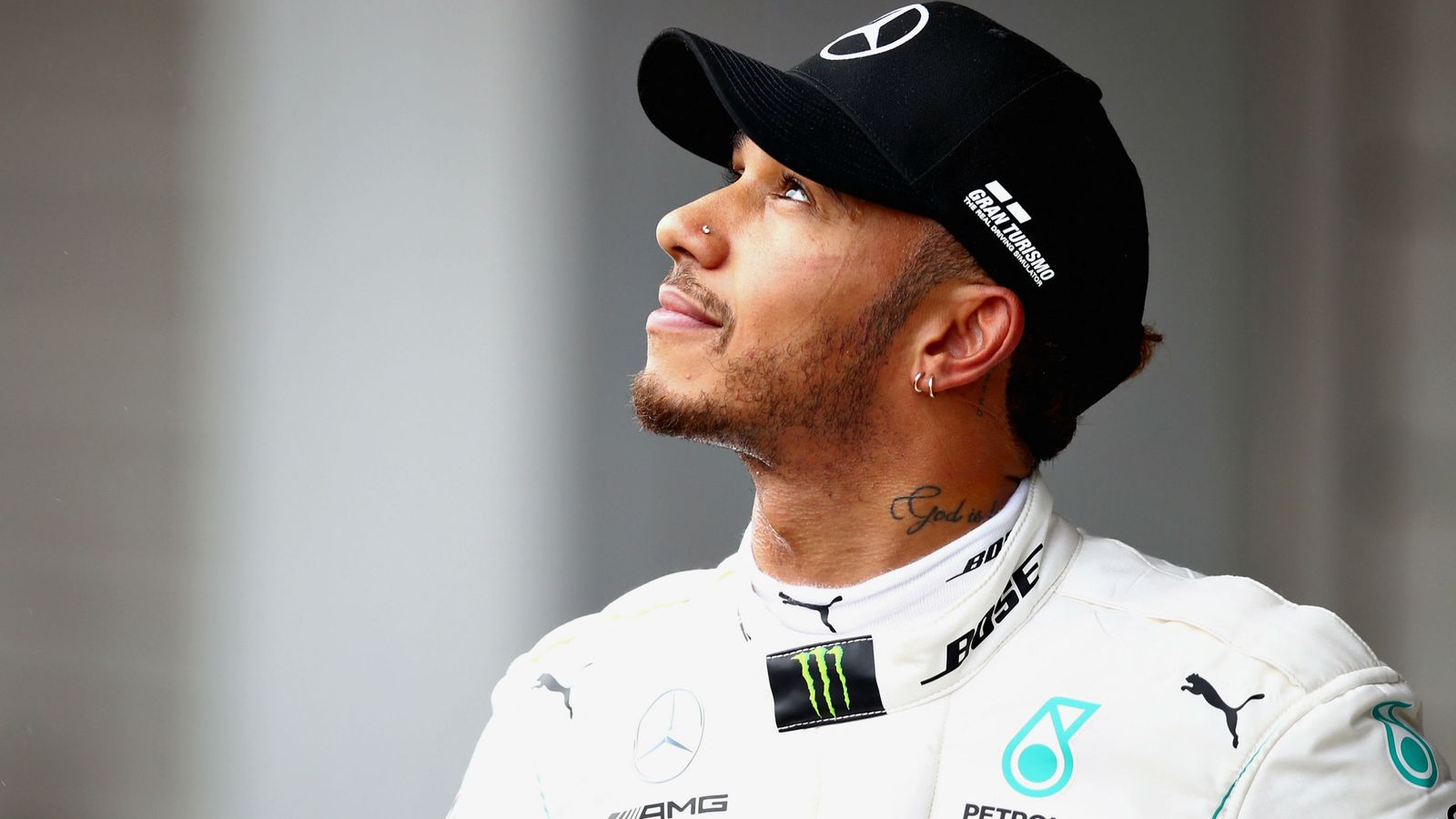 Льюис хэмилтон. Льюис Хэмилтон гонщик. Lewis Hamilton гонщик. Льюис Хэмилтон гонщик формулы 1. Хемильтон люонс.