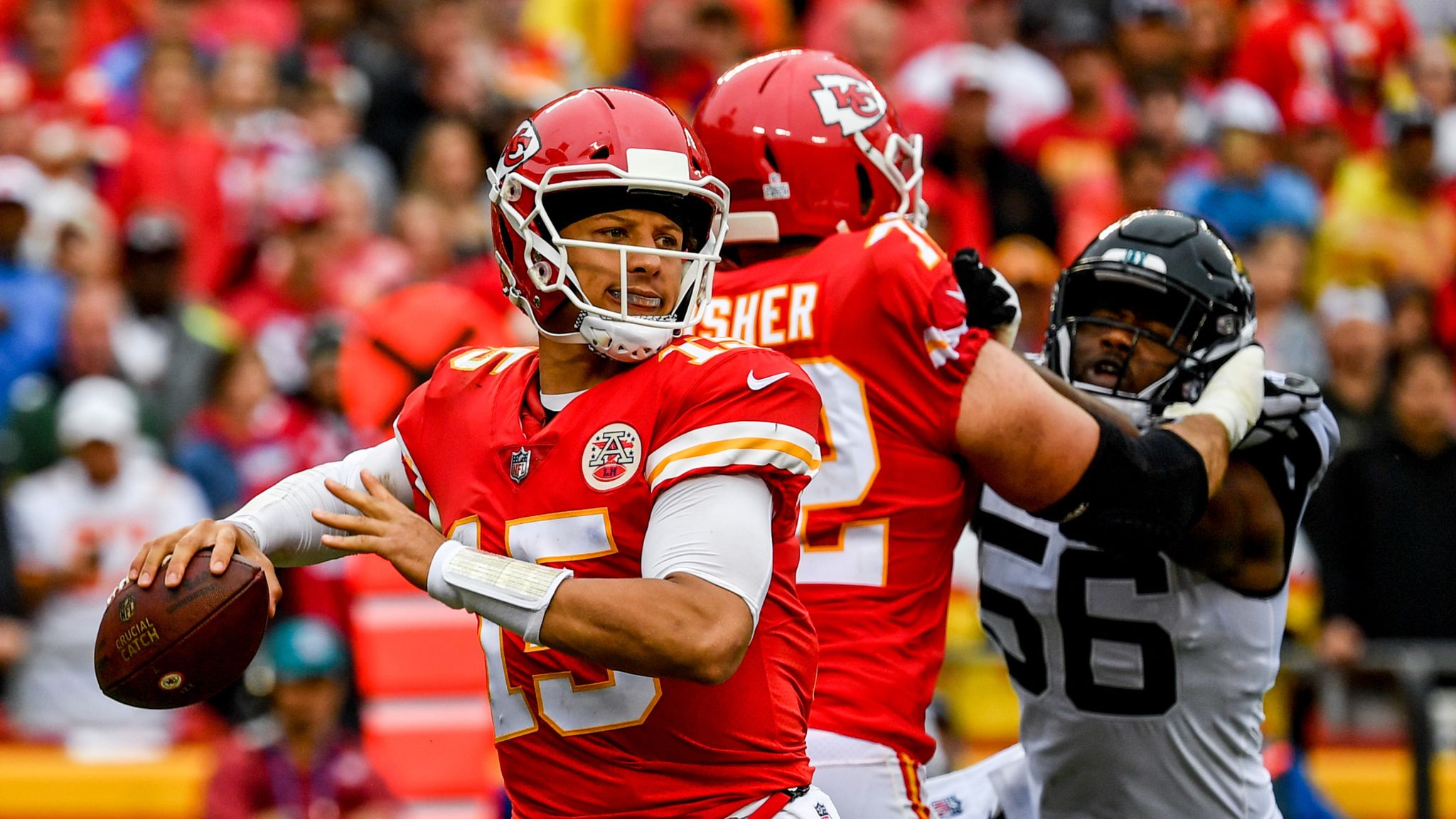 Mahomes eclipses 300 yards for sixth straight game as Chiefs win 26-10