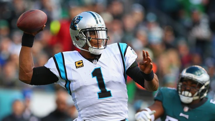 during the first quarter at Lincoln Financial Field on October 21, 2018 in Philadelphia, Pennsylvania.