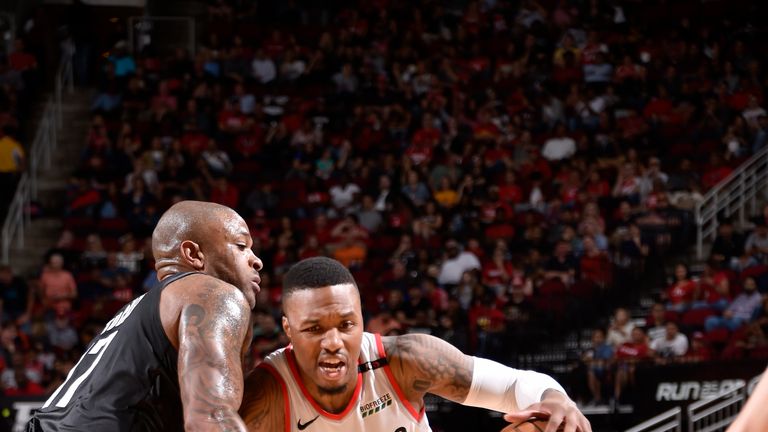 Damian Lillard drives to the basket