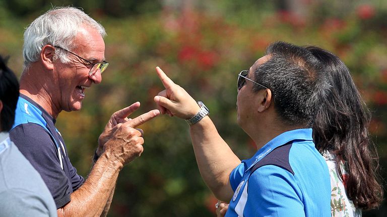 Claudio Ranieri speaks to Vichai Srivaddhanaprabha during a pre-season tour in 2016