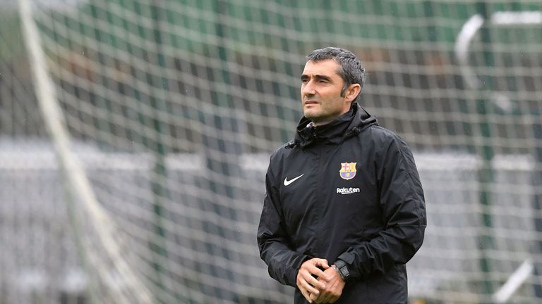 Ernesto Valverde at Barcelona training