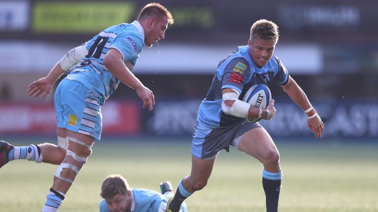 Gareth Anscombe (R) of Cardiff evades the challenge of Matt Ferguson of Glasgow during the Champions Cup Pool 3 match between Cardiff Blues and Glasgow Warriors at Cardiff Arms Park on October 21, 2018 in Cardiff, United Kingdom.