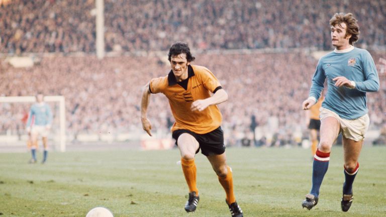 Kenny Hibbitt in action for Wolves against Manchester City in the 1974 League Cup final