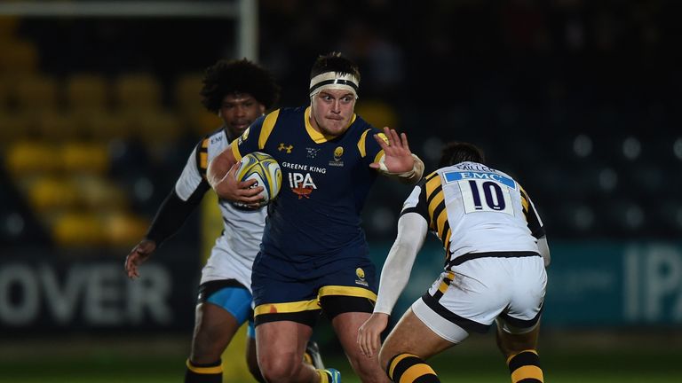 Nick Schonert on the charge for Worcester Warriors i