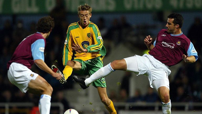  Peter Crouch of Norwich battles with Ian Pearce of West Ham during the Nationwide League Division One match between West Ham United and Norwich City at Upton Park, on October 15, 2003 
