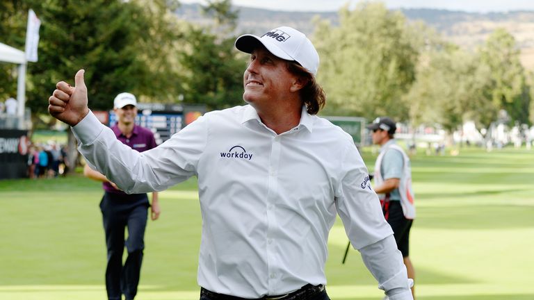Brandt Snedeker leads at Silverado; Phil Mickelson 3 strokes back Brandt Snedeker leads at Silverado; Phil Mickelson 3 strokes back