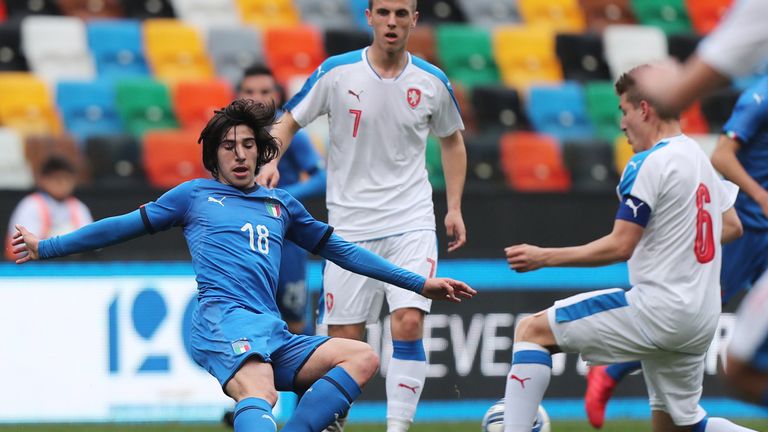 UDINE, ITALY - MARCH 27: Sandro Tonali of Italy U19 in action during the Elite Round U19 match between Italy and Czech Republic on March 27, 2018 in Udine, Italy.  (Photo by Gabriele Maltinti/Getty Images)