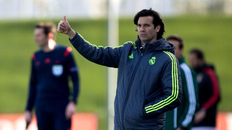 MADRID, SPAIN - MARCH 08: Head coach Santiago Solari of Real Madrid CF gives the ok to his team during the UEFA Youth League Quarter Finals match between  Real Madrid CF and SL Benfica at Estadio Alfredo Di Stefano on March 8, 2016 in Madrid, Spain.  (Photo by Gonzalo Arroyo Moreno/Getty Images)