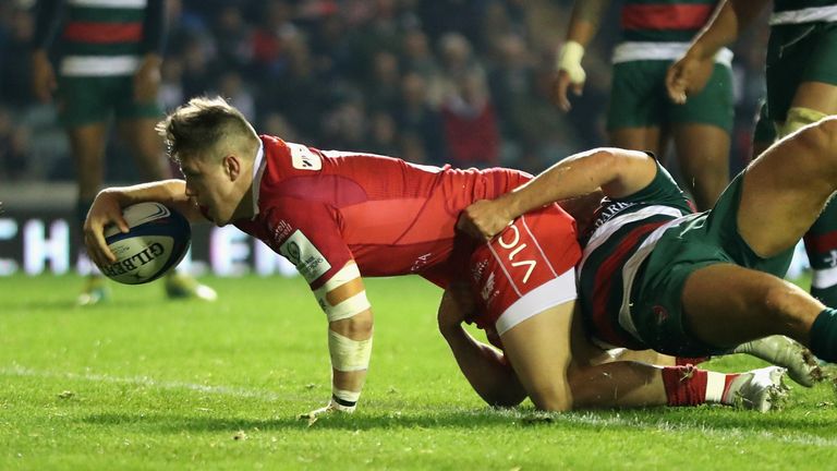 Steff Evans kept Scarlets in the hunt when he went over for their second score