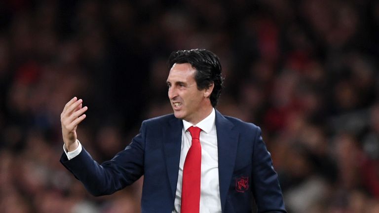 Unai Emery issues instructions during Arsenal&#39;s game with Leicester