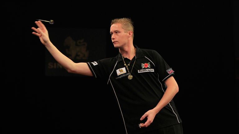 SINGHA BEER GRAND SLAM OF DARTS 2014.WOLVERHAMPTON CIVIC HALL,WOLVERHAMPTON.PIC;LAWRENCE LUSTIG.GROUP GAME 3.gary anderson v wesley harms.wesley harms in action