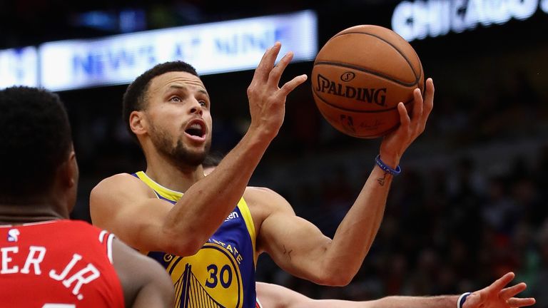 Stephen Curry scores with a lay-up against the Chicago Bulls