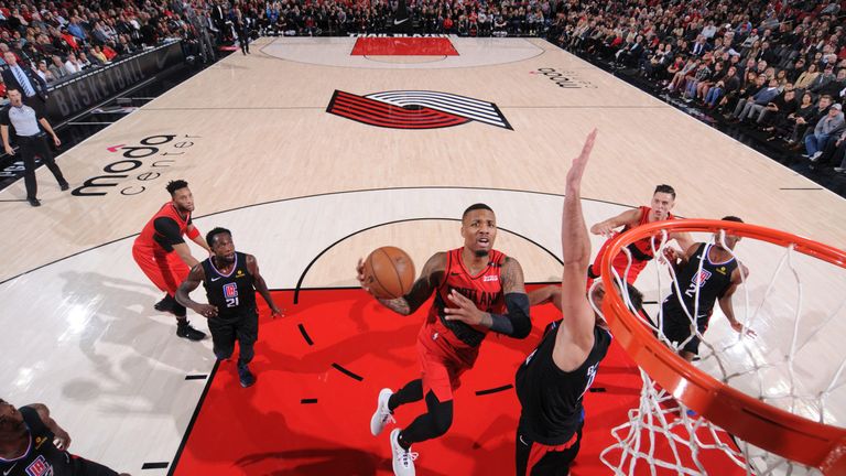 Damian Lillard attacks the edge against the Los Angeles Clippers