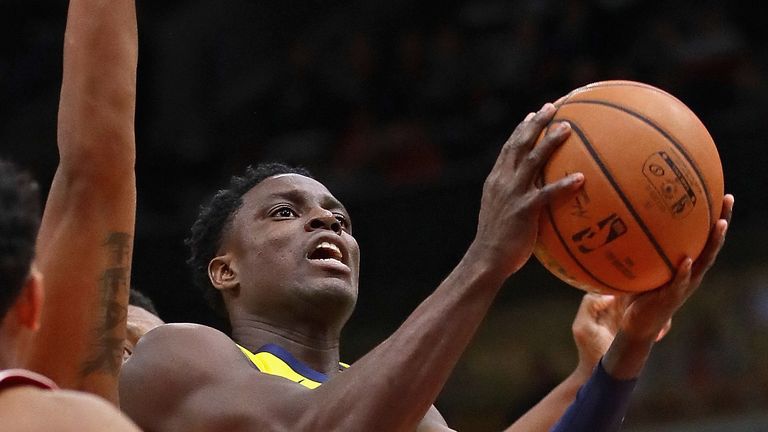 Indiana Pacers' Darren Collison attacks the basket in Chicago