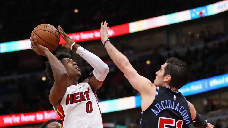 Josh Richardson shoots over the Chicago defense