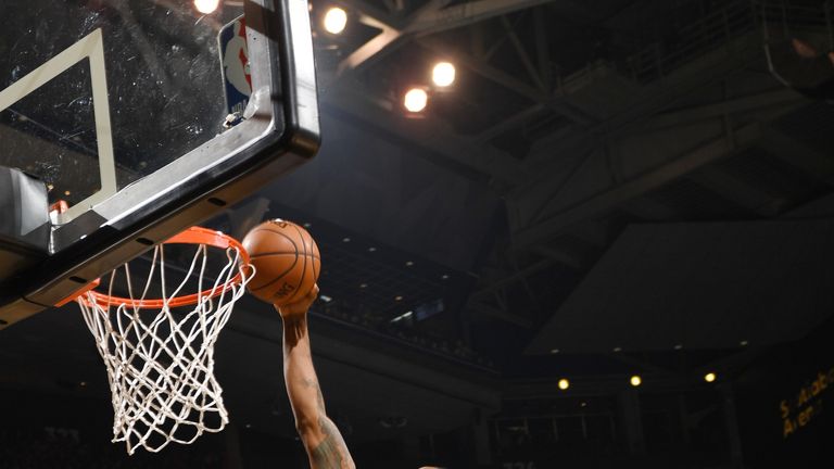 Kawhi Leonard dunks during Toronto's win over Washington