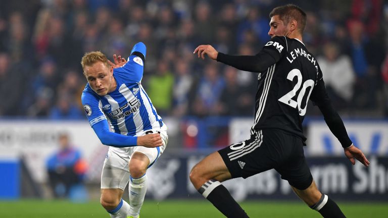Alex Pritchard (L) vies with Fulham&#39;s French defender Maxime Le Marchand (R) during the English Premier League football match between Huddersfield Town and Fulham