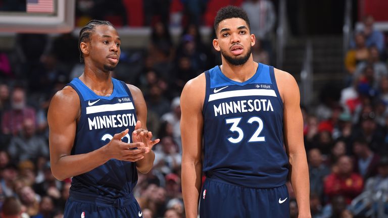 Andrew Wiggins # 22 y Karl-Anthony Towns # 32 de los Minnesota Timberwolves se paran en la cancha durante el juego contra los LA Clippers el 22 de enero de 2018 en el STAPLES Center de Los Ángeles, California.